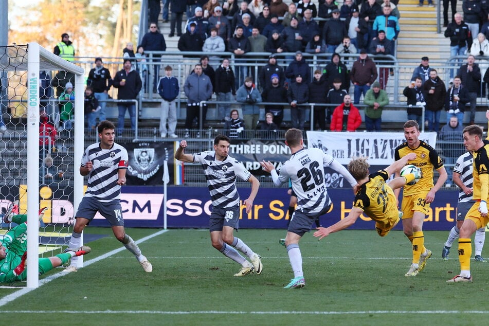 Bis er wieder solche spektakulären Tore schießen kann, wie hier in Sandhausen, wird es bei Jonas Oehmichen (21, am Ball) noch etwas dauern. Er wird nach seiner Schulter-OP langsam wieder herangeführt.