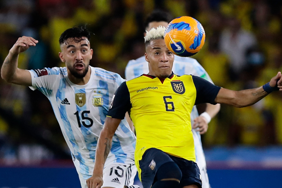 Byron Castillo (23, r.) im WM-Qualifikationsmatch gegen Argentinien. Derzeit steht auf dem Prüfstand, ob der Verteidiger mit einer gültigen Spielberechtigung auflief.