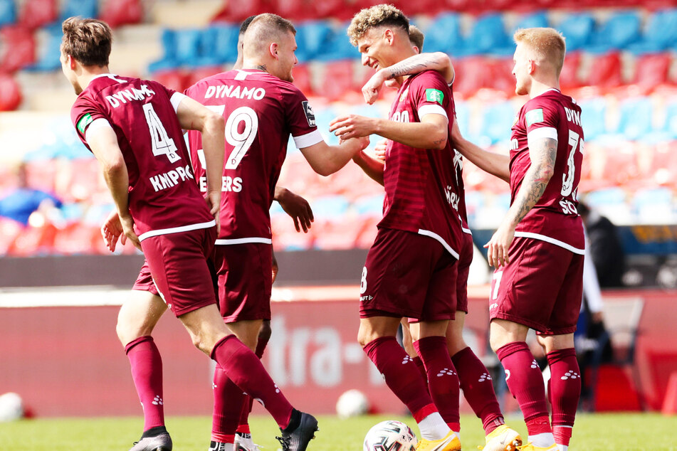 Heinz Mörschel (23, 3. v.r) wird nach seinem tollen Freistoßtor von den Teamkollegen beglückwünscht.