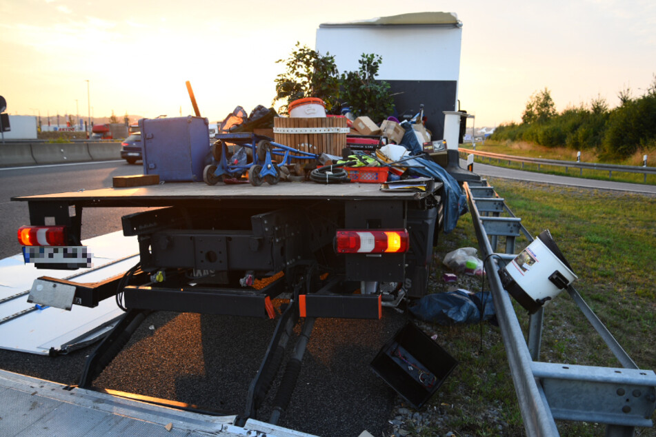Crash auf der A6 zwischen Lkw und Sattelzug: Fahrspuren gesperrt