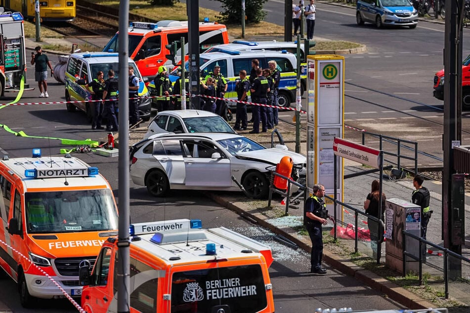 Zwei Autos sind zusammengestoßen und in die Tram-Haltestelle gekracht.