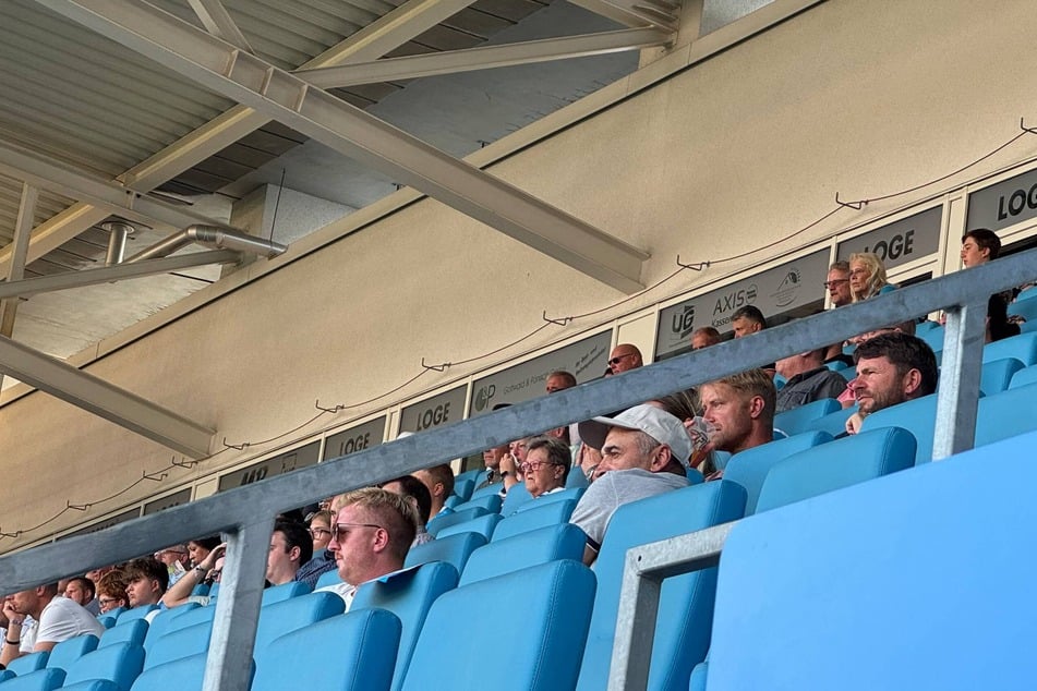 Aue-Coach Khvicha Shubitidze und Kaderplaner Steffen Ziffert beobachten den kommenden Derby-Gegner.