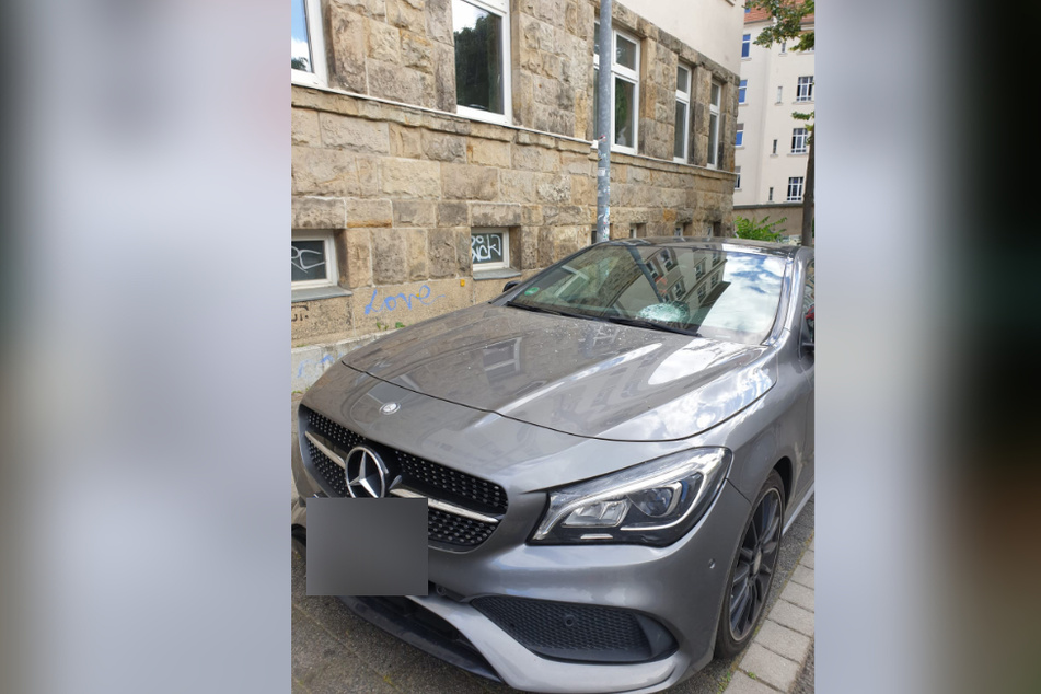 Mehrere Autoscheiben wurden mit einem schweren Gegenstand eingeschmissen.