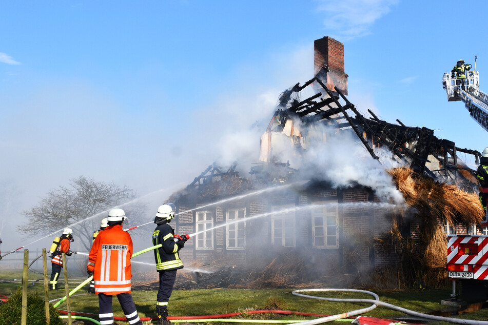 Reetdachhaus gerät in Brand und wird komplett zerstört