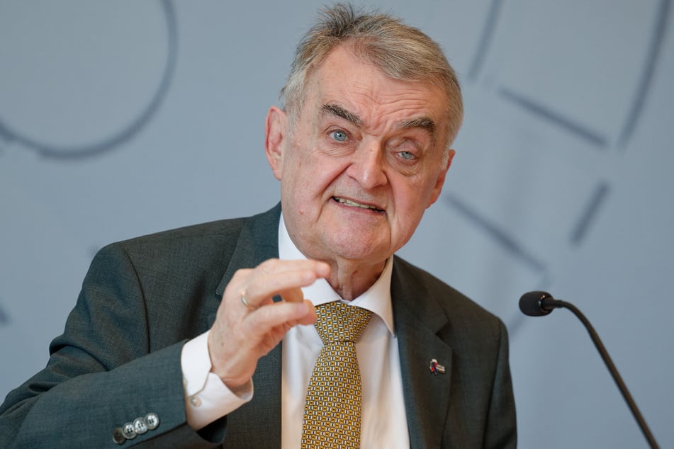 NRW-Innenminister Herbert Reul (72, CDU) lobte den "herausragenden Ermittlungserfolg" der Bonner "Cold Case"-Ermittler.