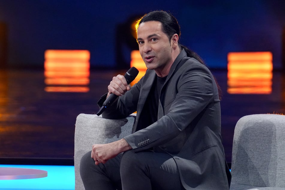 Comedian Bülent Ceylan (48) stattet dem Riverboat einen Besuch ab.