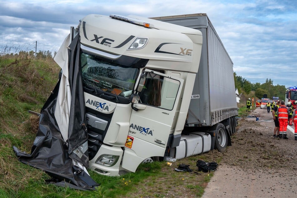 Der Lkw-Fahrer kam ins Krankenhaus.