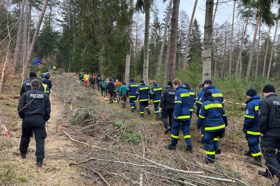 Einsatzkräfte durchkämmen das Waldgebiet Lohberger Forst im Landkreis Harburg.