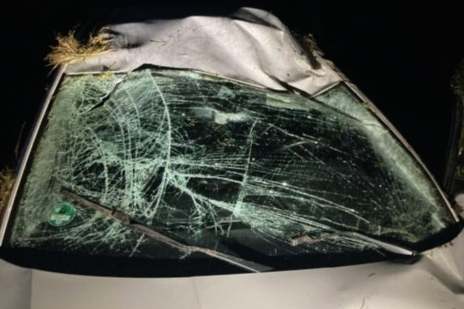 Während am Wagen wohl Totalschaden entstanden ist, kam der 30-jährige Fahrer mit leichten Verletzungen davon.