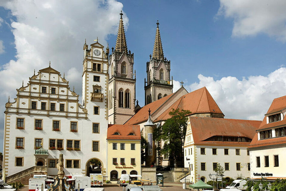 Die zwei Türme der neugotischen St. Aegidien-Kirche prägen mit dem Rathaus (l.) das Stadtbild von Oschatz.