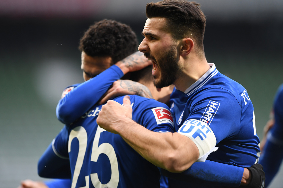 Sead Kolasinac jubelt mit dem Rest der Mannschaft des FC Schalke 04 über das zwischenzeitliche 1:0.