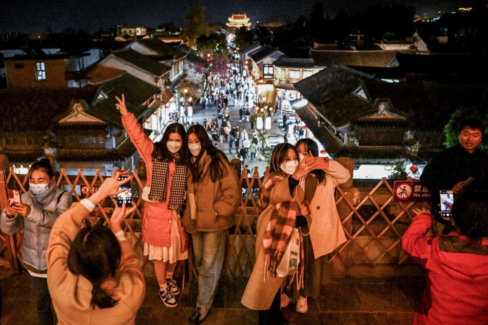 Touristen in der Stadt Dali (Provinz Yunnan) im Nordwesten Chinas posieren für Fotos.
