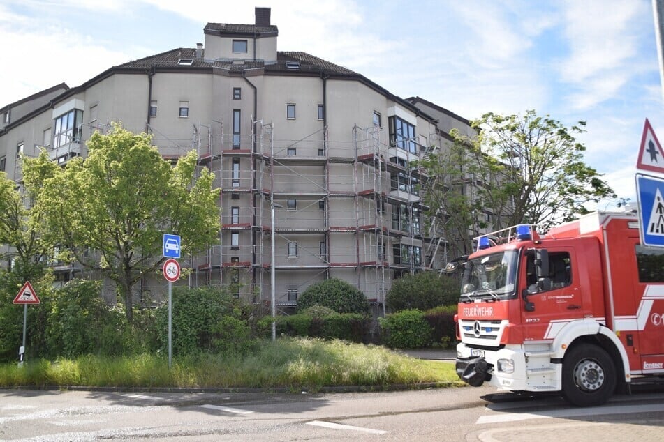 Um das Mehrfamilienhaus befand sich ein Gerüst.