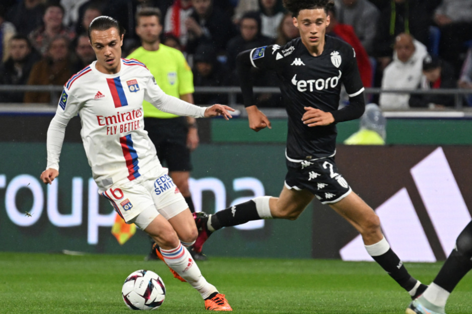 In der abgelaufenen Spielzeit sammelte Maxence Caqueret (24, l.) elf Scorerpunkte (vier Tore, sieben Vorlagen) in 36 Ligue-1-Partien.