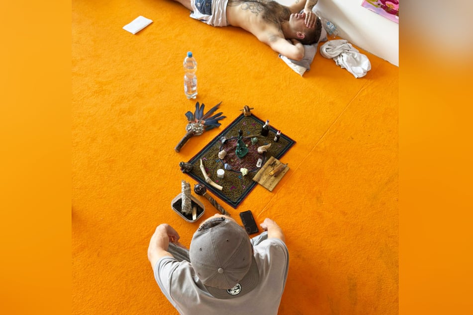 Im Rahmen von "Signature Move 2" fand auch eine traditionelle Kambô-Zeremonie in den Ausstellungsräumen statt.