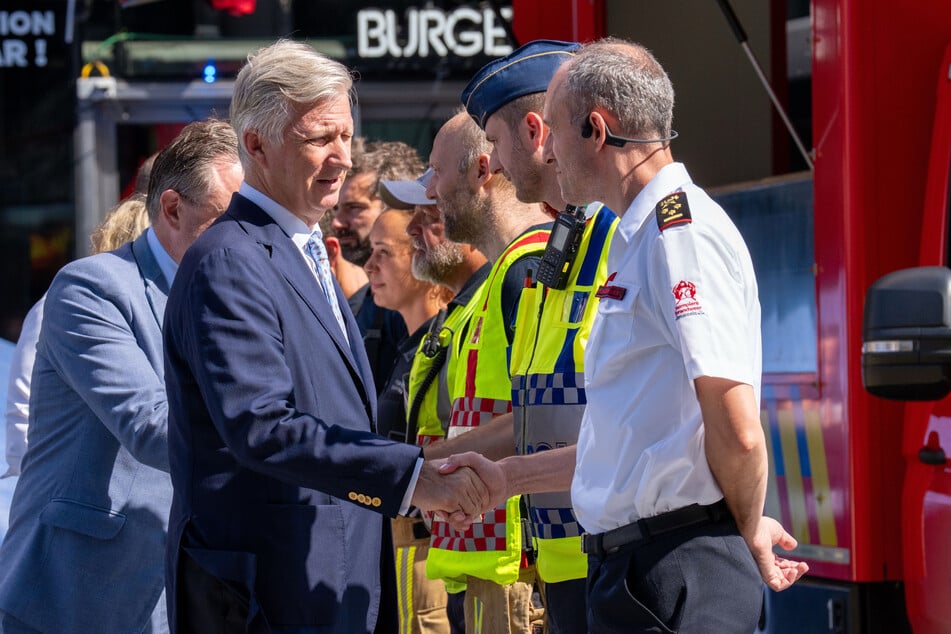 Belgiens König Philippe (66, l.) kam zum Unglücksort und dankte den Einsatzkräften.