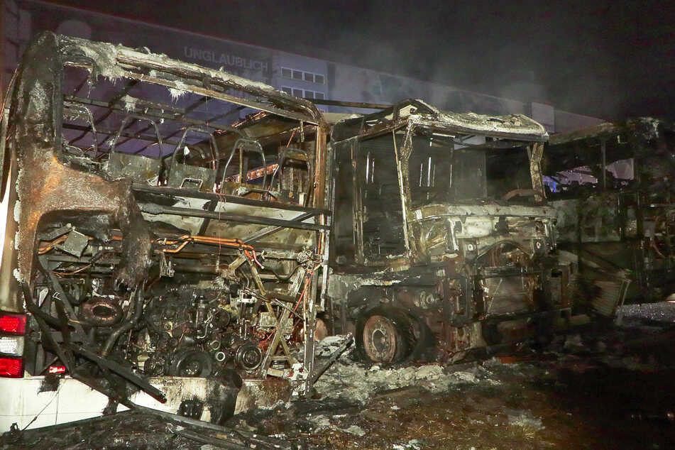 Zwei Busse wurden durch die Flammen ebenfalls vollständig zerstört.