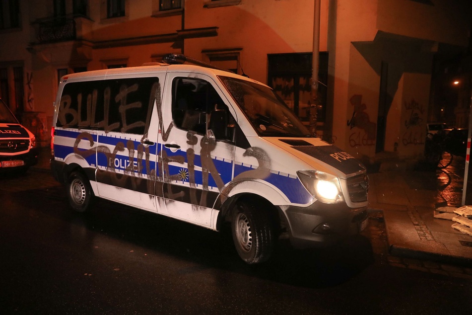 Auf der Beifahrerseite des Polizeiwagens steht der Schriftzug "Bullen Schwein".