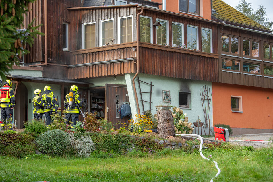 In der Garage dieses Wohnhauses brach am Freitagnachmittag ein Feuer aus. Die Feuerwehr konnte glücklicherweise das Übergreifen der Flammen auf das Haus verhindern.