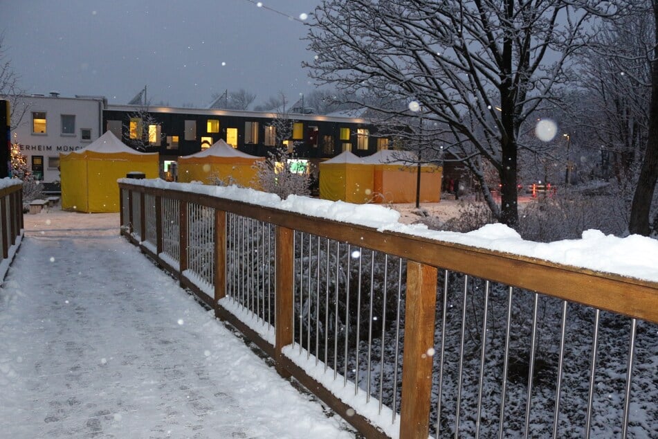 Vor dem Katzendorf laden zahlreiche Stände zum Verweilen ein.