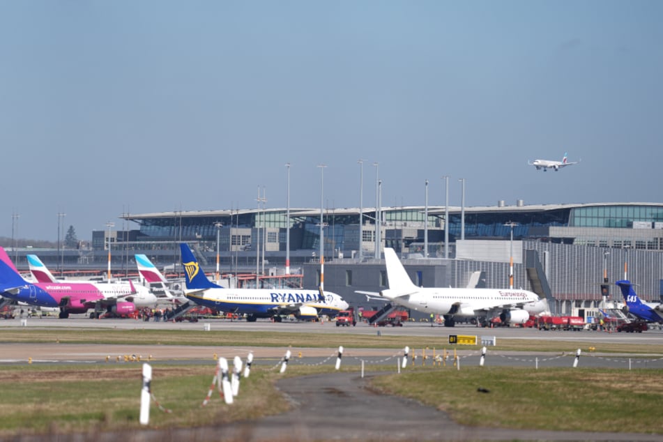 Am Hamburg Airport hat die extreme Hitze der vergangenen Tage für Schäden an Start- und Landebahn gesorgt. (Archivfoto)