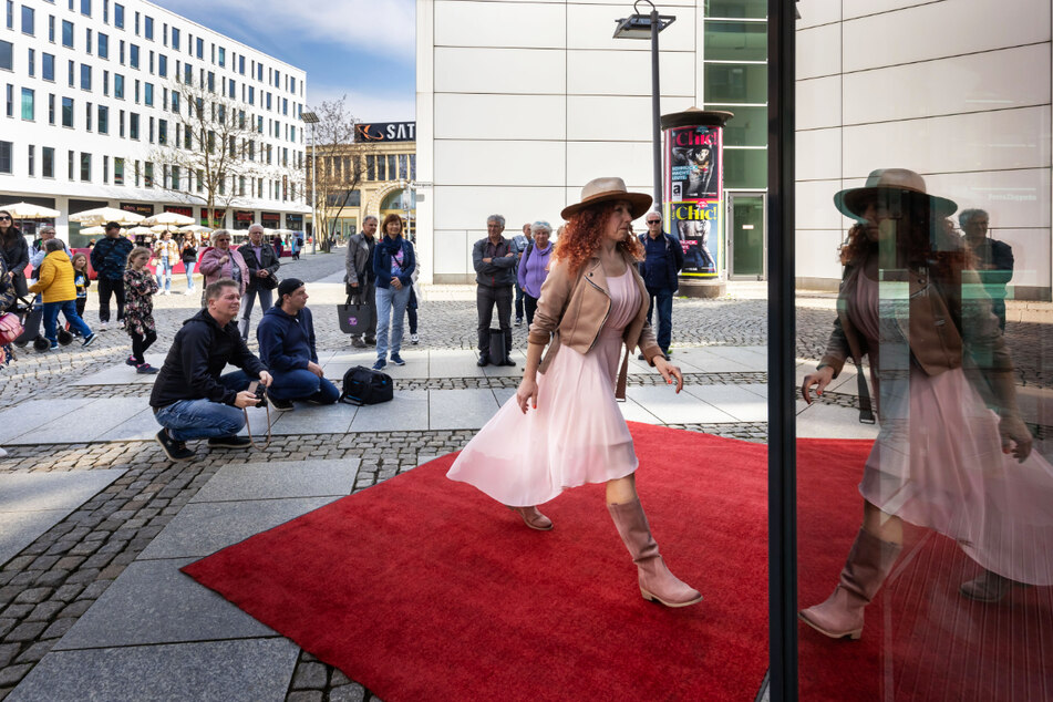Modenschau mit Sommermode für Damen in und vor dem Laden "Blob revival" at the Indoor Fashion Day.  (Archive image)