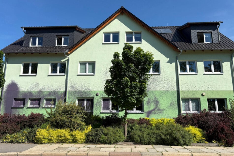 Großflächig wurde die Farbe auf der Hausfassade verteilt.