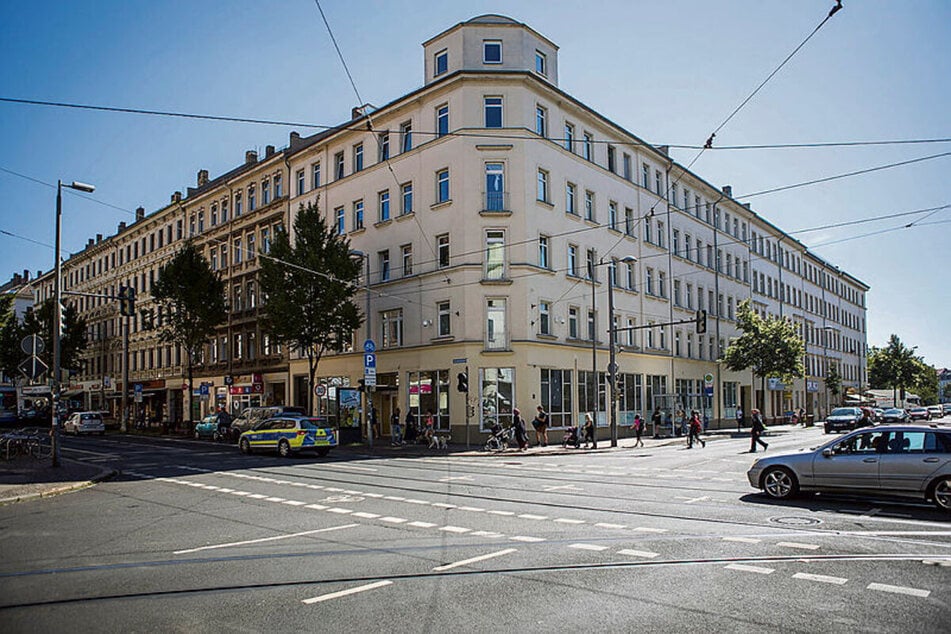 In diesem Gebäude an der Ecke Eisenbahnstraße und Hermann-Liebmann-Straße entsteht sie, die neue Polizeiwache. Am 25. Juni soll sie mit einem Tag der offenen Tür an den Start gehen.