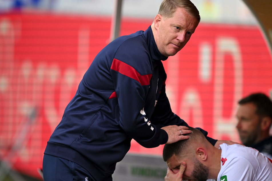 FC-Trainer Timo Schultz tröstet Abwehrchef Jeff Chabot nach der bittern 4:1-Klatsche gegen den FC Heidenheim.