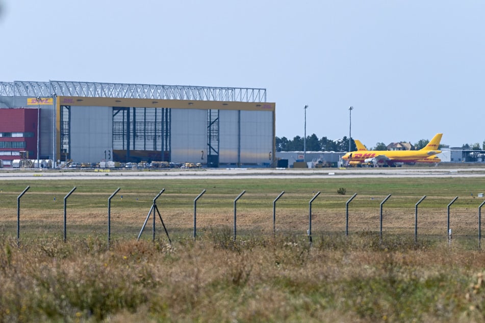 Das Paket fing im Luftfrachtzentrum auf dem Flughafen Leipzig Feuer. (Symbolbild)