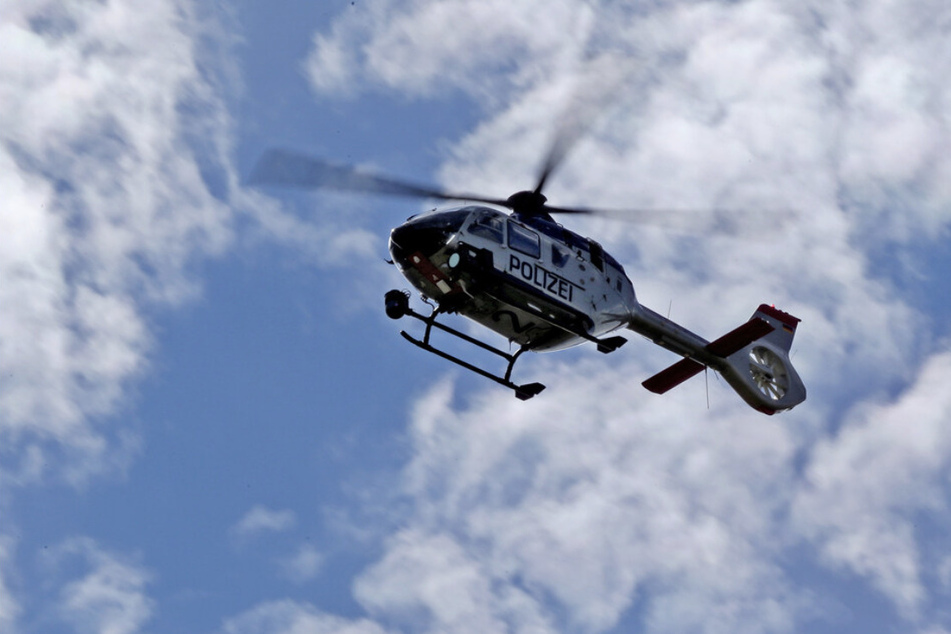 Mithilfe eines Hubschraubers suchten die Polizeibeamten nach dem unbekannten Angreifer, der etwa 18 Jahre alt sein soll. (Symbolbild)
