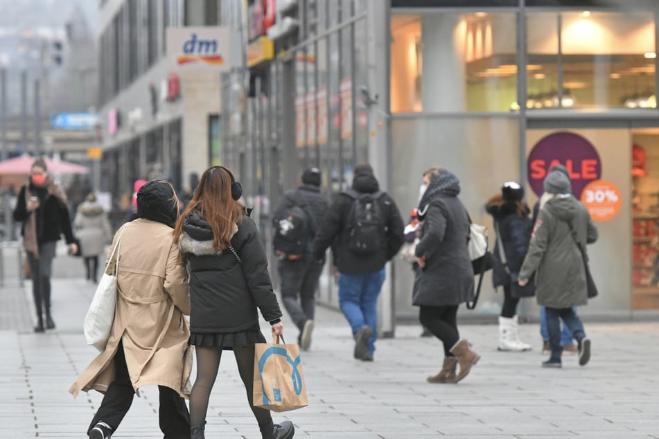 Die neue Corona-Verordnung sieht eine Bändchenlösung für Shopping in Dresden vor. Deshalb wird jetzt gestempelt.