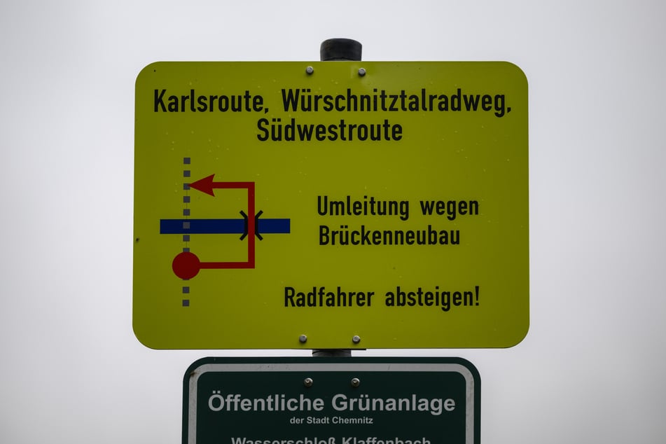 Eine Umleitung für Fußgänger und Radfahrer ist ausgeschildert.