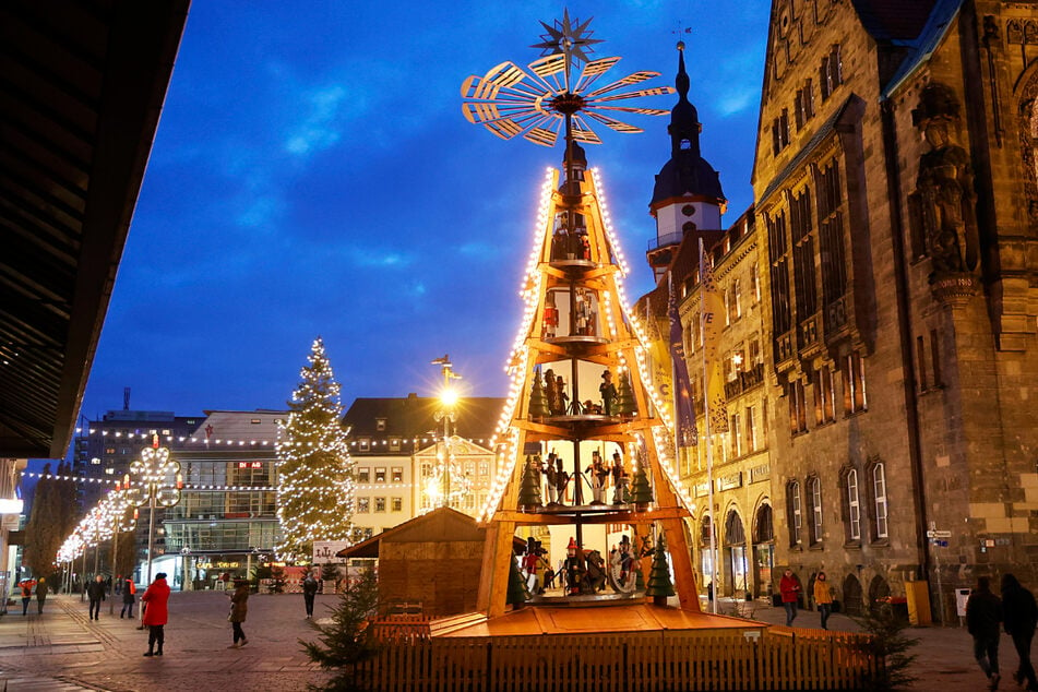 Chemnitz entfernt die Fest-Dekoration ab 10. Januar - im Erzgebirge hingegen tickt die Weihnachts-Uhr anders.