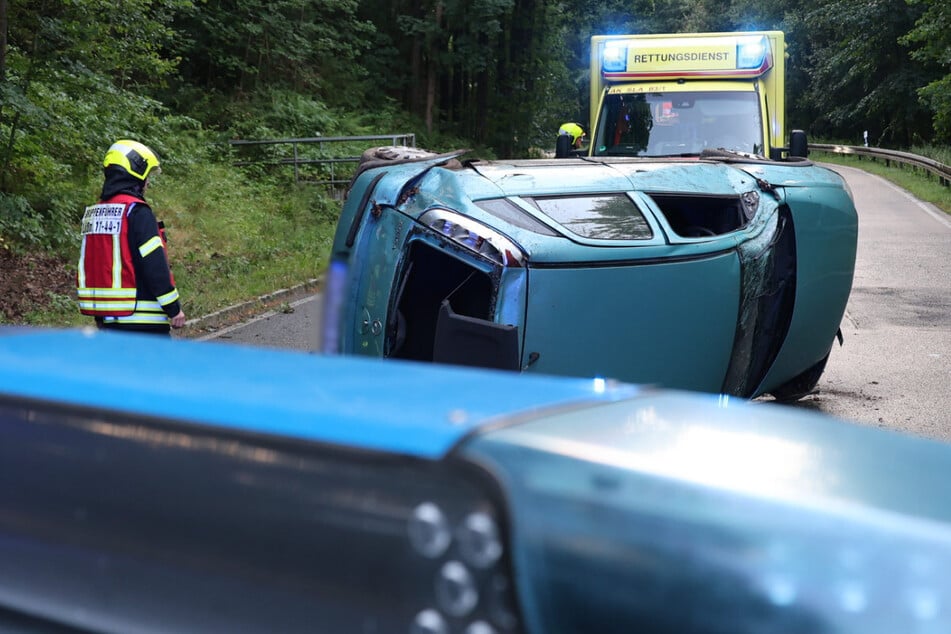Der Opel blieb dann auf der Seite liegen.