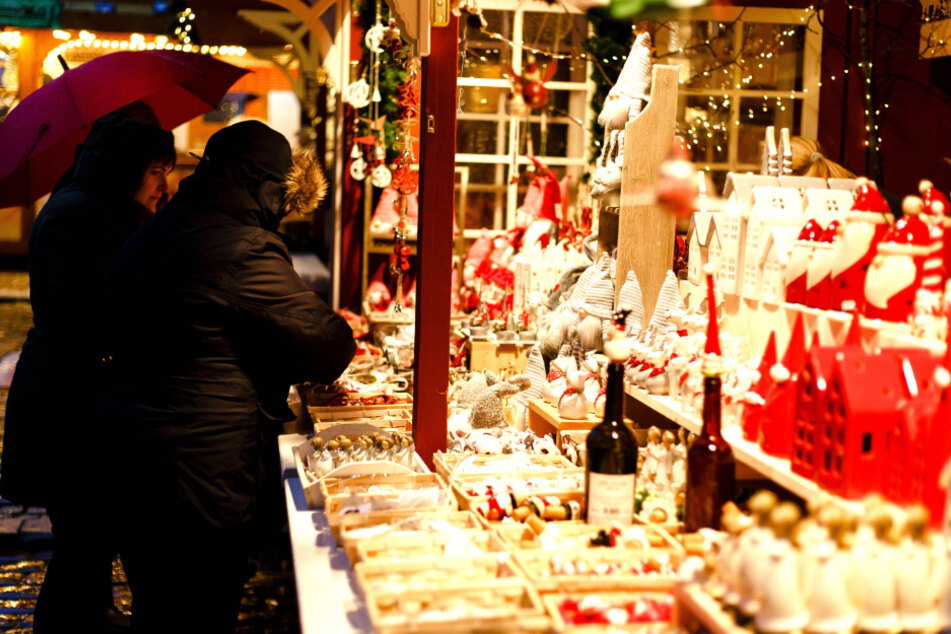 Ohne Maske werden Besucher auf dem Weihnachtsmarkt vermutlich nicht unterwegs sein dürfen. (Archivbild)