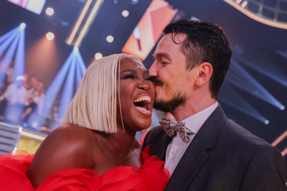 Mit Ehemann Evgenij Voznyuk hat Motsi Mabuse eine siebenjährige Tochter.