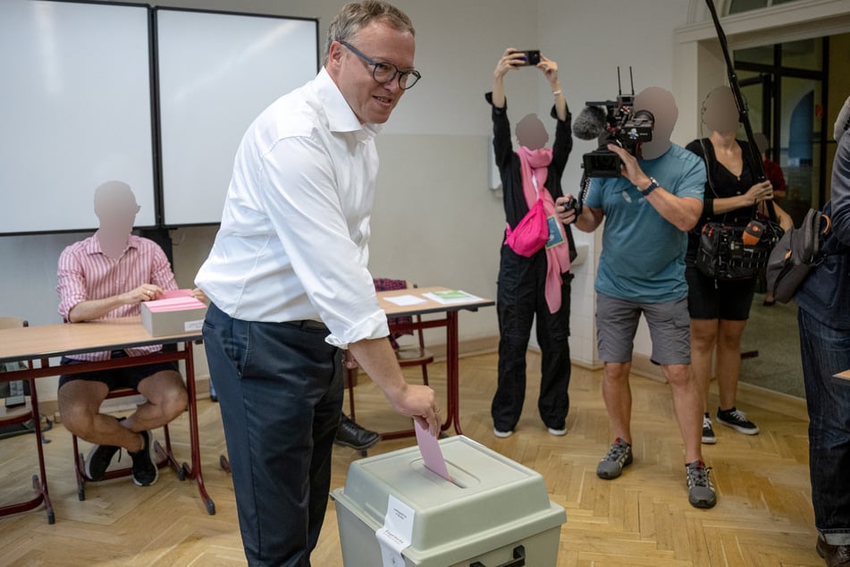 Mario Voigt (47, CDU), Vorsitzender der CDU in Thüringen und Spitzenkandidat seiner Partei, wirft seinen Stimmzettel in die Wahlurne.