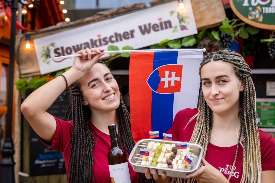 Die Studentinnen Veronika und Monika (beide 24) bieten slowakischen Wein und Käse an.