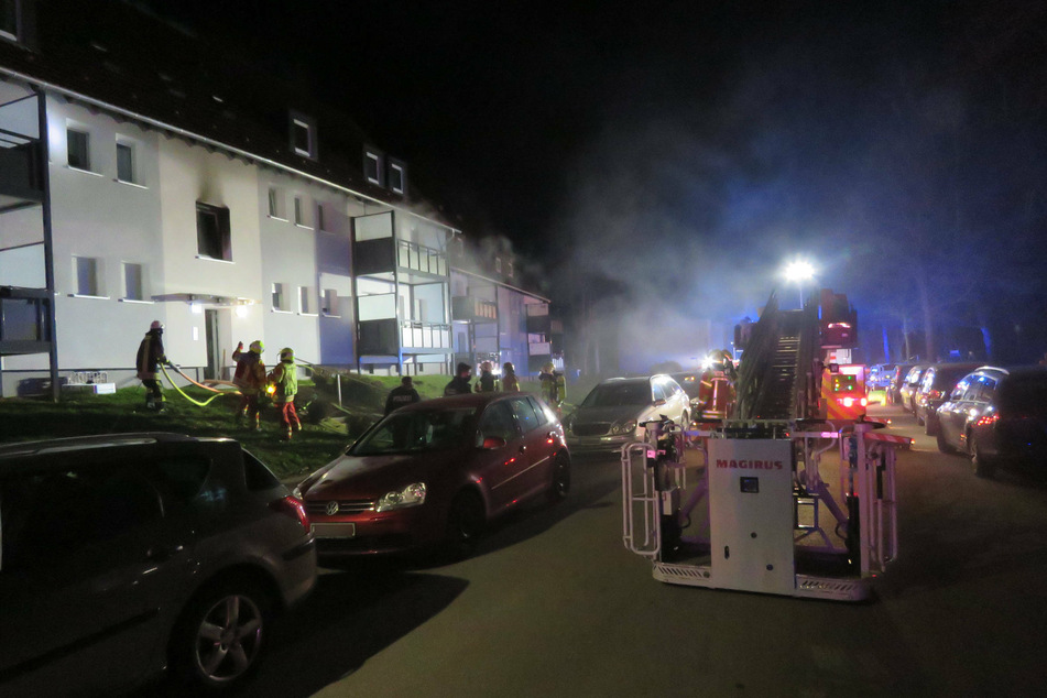 In der Nacht zu Sonntag hat die Feuerwehr in Heiligenhaus (Kreis Mettmann) fünf Menschen und ein Baby aus einem brennenden Mehrfamilienhaus gerettet.