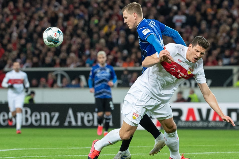 Bielefelds Joakim Nilsson (l.) bringt im Zweikampf Stuttgarts Mario Gomez zu Fall.