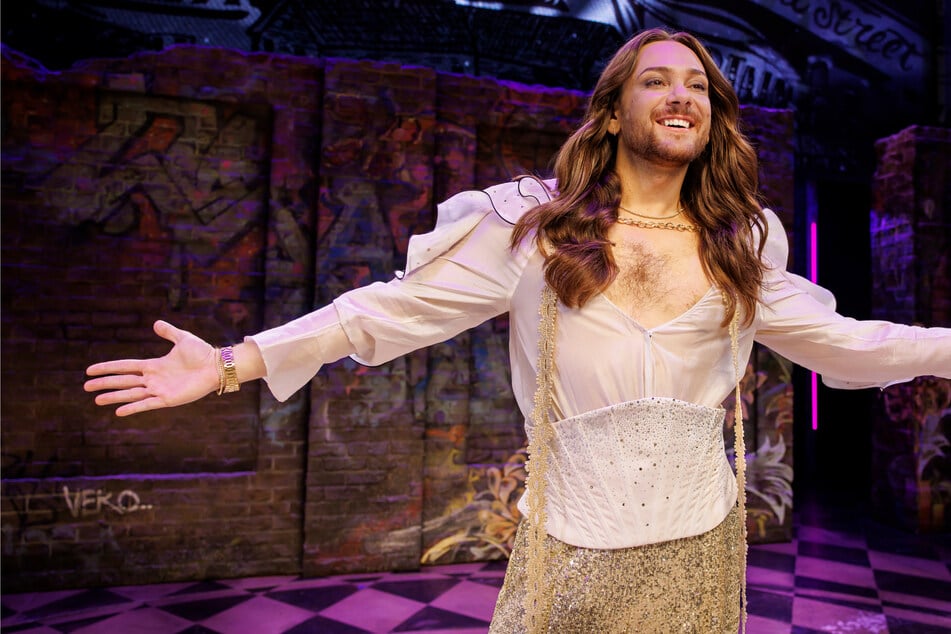Riccardo Simonetti (32) hat im Hamburger Musical "& Julia" als Darsteller auf der Bühne mitgespielt.