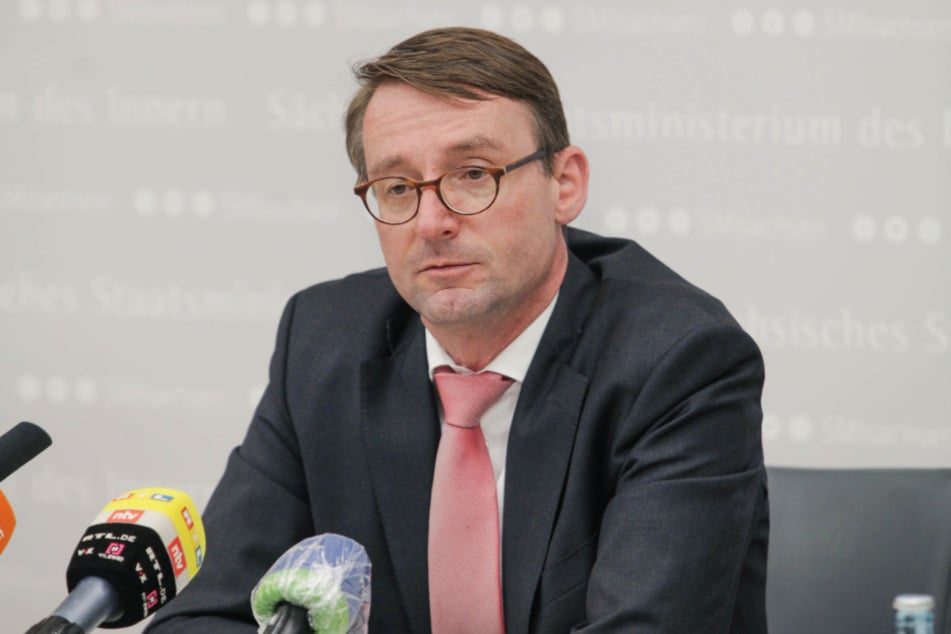 Will erst im Januar vom Korruptionsskandal bei der Polizei erfahren haben und hielt dann den Deckel drauf: Innenminister Roland Wöller (49, CDU).