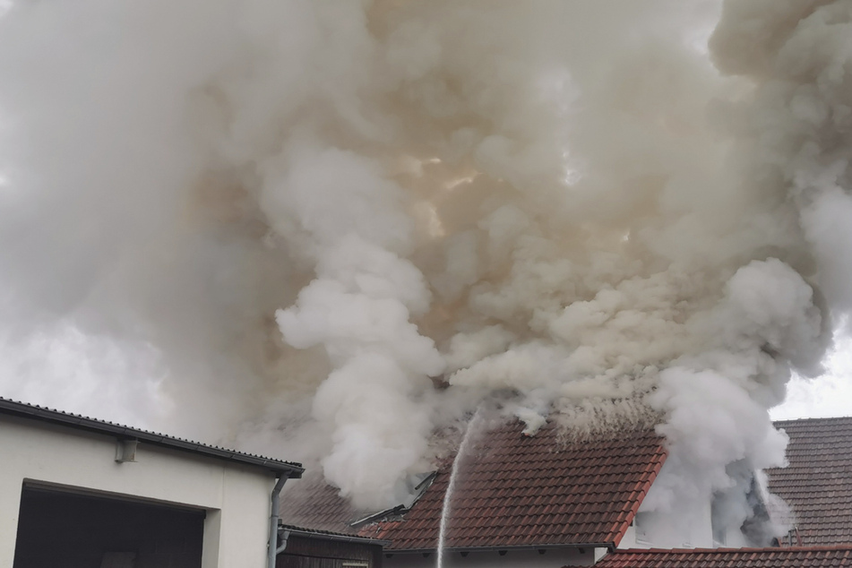 Heftige Rauchwolken steigen aus dem Wohnhaus in der Waldstraße Kirchardt.