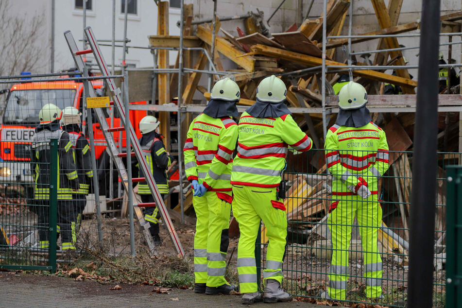Baugerüst stürzt ein: Kölner Arbeiter eingeklemmt und lebensgefährlich verletzt