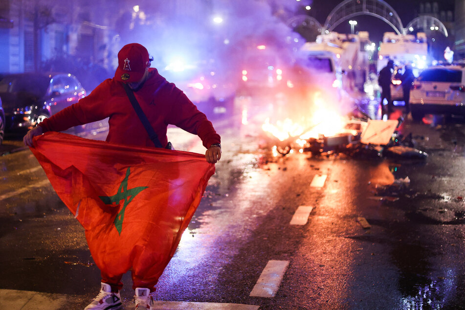Viele Randalierer zeigten Fan-Utensilien des Maghreb-Staats Marokko.