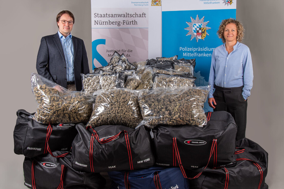 Staatsanwalt Philipp Roggenhofer (l.) und Kriminalhauptkommissarin Hartje freuen sich über unter anderem rund 150 Kilo sichergestelltes Marihuana.