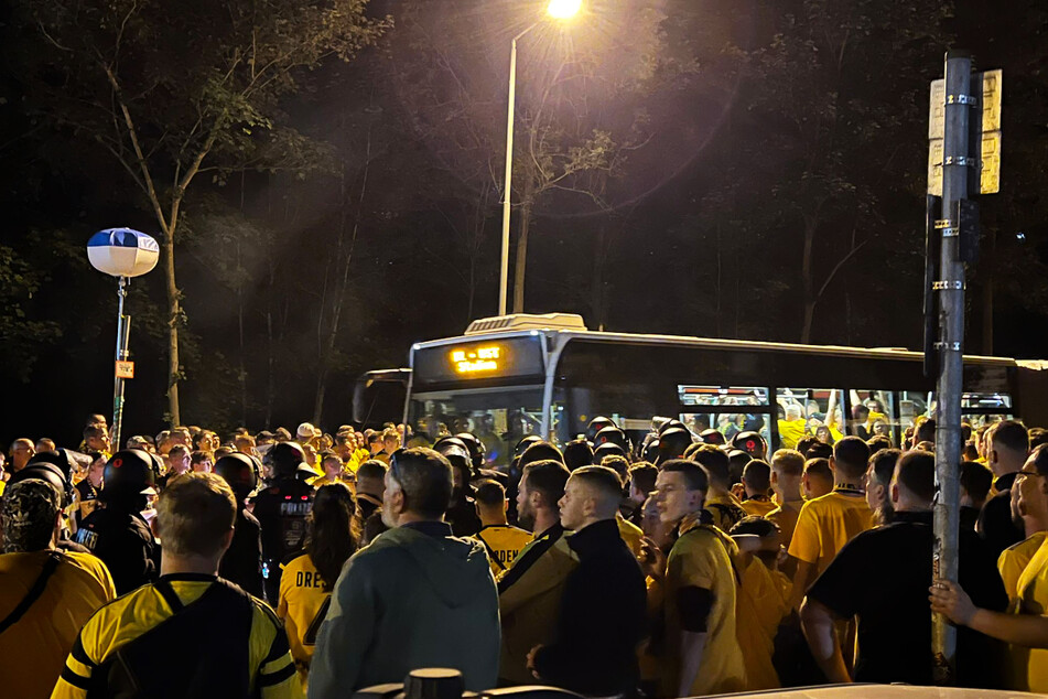 Nun stauen sich die Dynamo-Fans nahe der Shuttlebusse.