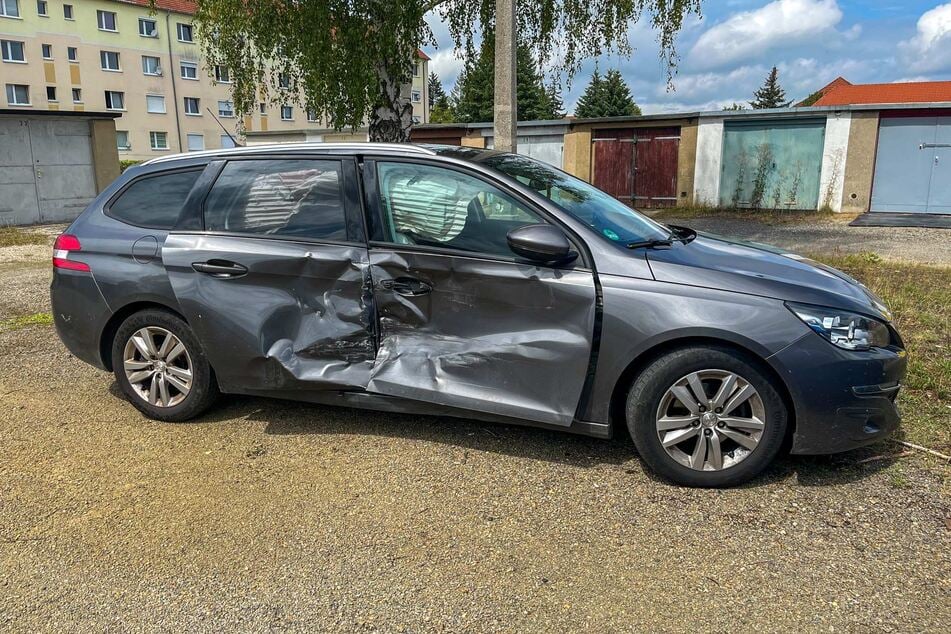 Die Kollision hatte starke Beschädigungen an der Beifahrer-Seite des Unfall-Fahrzeugs zur Folge.