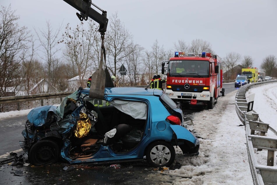 Eisglätte wird auf Bundesstraße zur Todesfalle: Autofahrer hat keine Chance